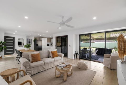 Gorgeous Coastal Escape On The Sunshine Coast, Family & Pet Friendly - Pubs and Clubs 4