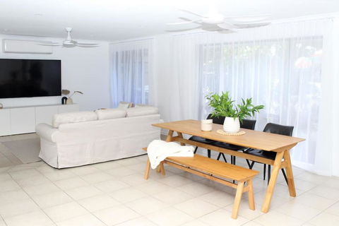 Gorgeous Coastal Escape On The Sunshine Coast, Family & Pet Friendly - Pubs and Clubs 0