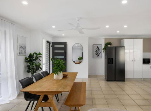 Gorgeous Coastal Escape On The Sunshine Coast, Family & Pet Friendly - Pubs and Clubs 2