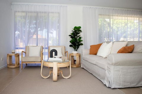 Gorgeous Coastal Escape On The Sunshine Coast, Family & Pet Friendly - Pubs and Clubs 1