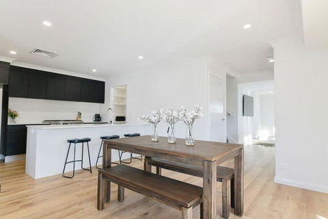 Getaway On Curran - CBD Escape, EV Plug, Firepit - Pubs and Clubs 2