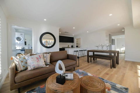 Getaway On Curran - CBD Escape, EV Plug, Firepit - Pubs and Clubs 3