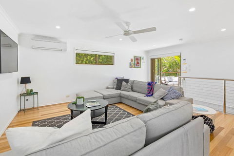 Graebill 2 Bedroom 2 Bathroom Light And Spacious Duplex Walk To Beach Great Outdoor Entertaining Area - Pubs and Clubs 2