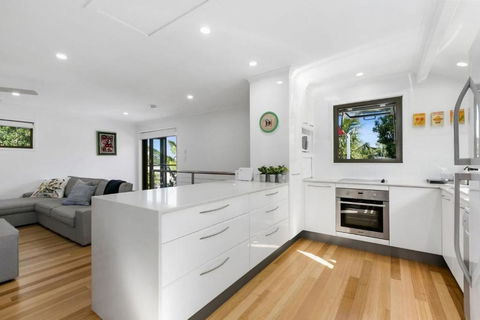 Graebill 2 Bedroom 2 Bathroom Light And Spacious Duplex Walk To Beach Great Outdoor Entertaining Area - Pubs and Clubs 3