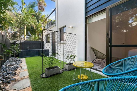 Graebill 2 Bedroom 2 Bathroom Light And Spacious Duplex Walk To Beach Great Outdoor Entertaining Area - Pubs and Clubs 4