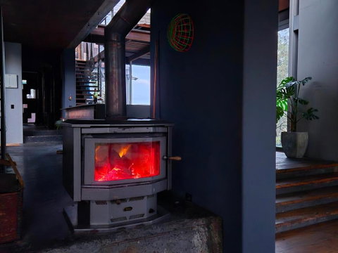 Grand Designs Eco Bush Retreat - Pubs and Clubs 2