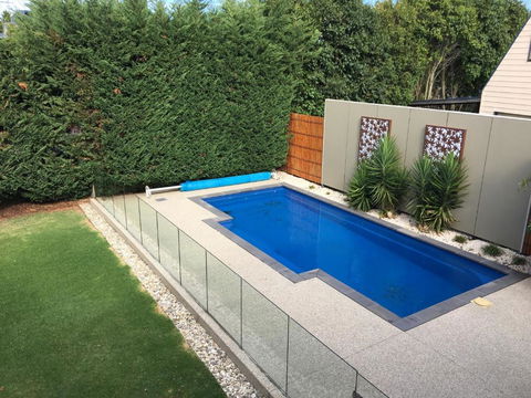 Grand Escape McKenzie - Solar Heated Pool WiFi, Netflix 5 Bdrm 4bthrm, Free 8kW EV Chging - Pubs and Clubs 2