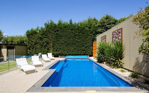 Grand Escape McKenzie - Solar Heated Pool WiFi, Netflix 5 Bdrm 4bthrm, Free 8kW EV Chging - Pubs and Clubs 3