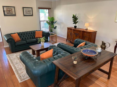 Grand Retreat In Peaceful Street - Pubs and Clubs 0