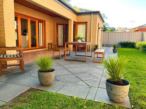Grand Retreat In Peaceful Street - Pubs and Clubs 1