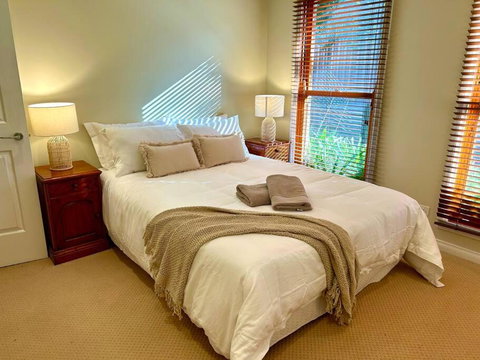 Grand Retreat In Peaceful Street - Pubs and Clubs 4