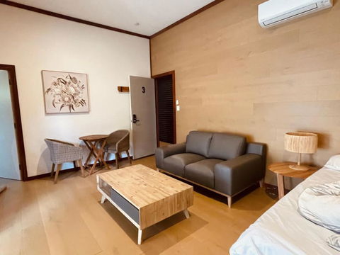 Grape Juice Retreat Rustic Romantic Gateway 5mins To Beaches & Town - Pubs and Clubs 2