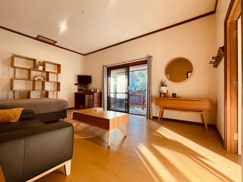 Grape Juice Retreat Rustic Romantic Gateway 5mins To Beaches & Town - Pubs and Clubs 1