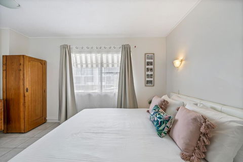 Great Location 1-Bed With Pool By Briner Beach - Pubs and Clubs 3