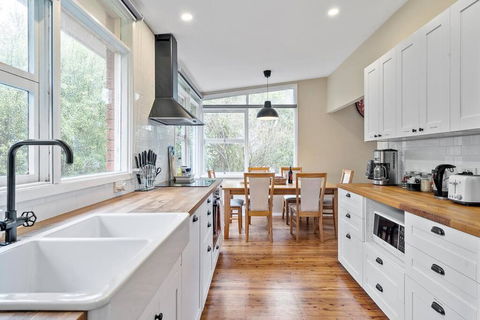 Green Leaf Retreat - PETS ALLOWED - FREE PARKING - FAMILY FRIENDLY - CLOSE TO KATOOMBA AND ALL MOUNTAIN ATTRACTIONS! - Pubs and Clubs 1