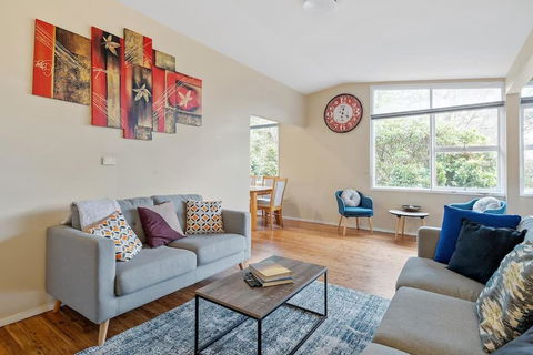 Green Leaf Retreat - PETS ALLOWED - FREE PARKING - FAMILY FRIENDLY - CLOSE TO KATOOMBA AND ALL MOUNTAIN ATTRACTIONS! - Pubs and Clubs 2