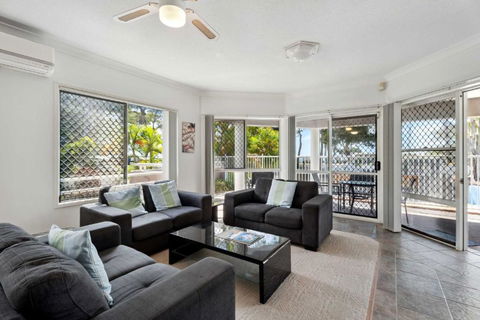 Ground Floor On The Esplanade - Pubs and Clubs 2