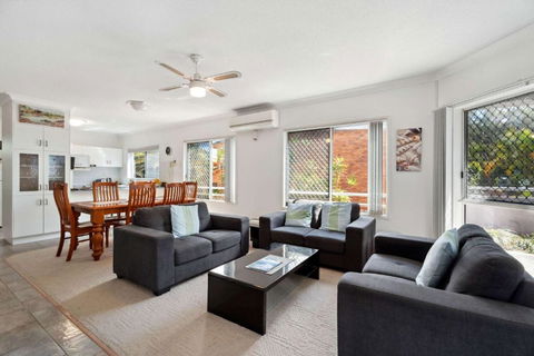 Ground Floor On The Esplanade - Pubs and Clubs 3