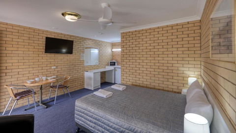 Gunsynd Motor Inn - Pubs and Clubs 3