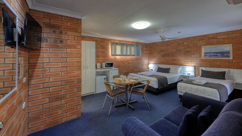 Gunsynd Motor Inn - Pubs and Clubs 0