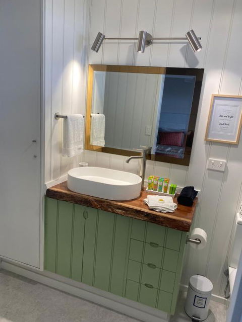 Green Cauldron, Homestay, Tamborine Mountain, Private Room, Ensuite, Private Courtyard, Gold Coast Views - Pubs and Clubs 0