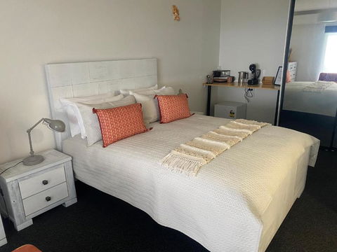 Green Cauldron, Homestay, Tamborine Mountain, Private Room, Ensuite, Private Courtyard, Gold Coast Views - Pubs and Clubs 3