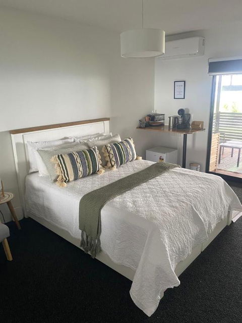 Green Cauldron, Homestay, Tamborine Mountain, Private Room, Ensuite, Private Courtyard, Gold Coast Views - Pubs and Clubs 4