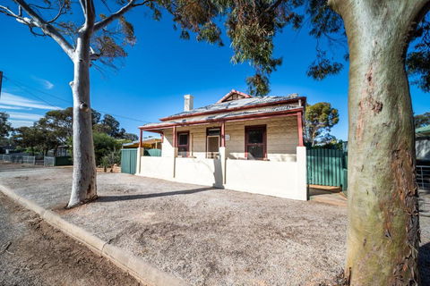 Hawker Bed And Breakfast - Pubs and Clubs 0