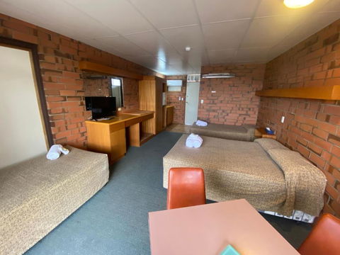 Hawker Hotel Motel - Pubs and Clubs 1