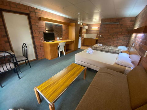Hawker Hotel Motel - Pubs and Clubs 3