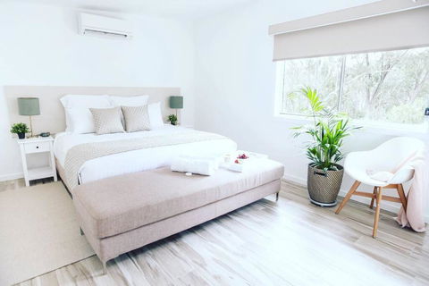 Hickey Vale Farm Lodge Pet Friendly - Pubs and Clubs 0