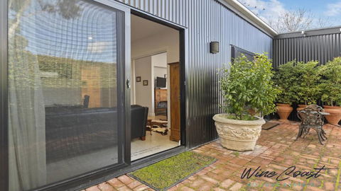 Hideaway Nook By Wine Coast Holiday Rentals - Pubs and Clubs 2
