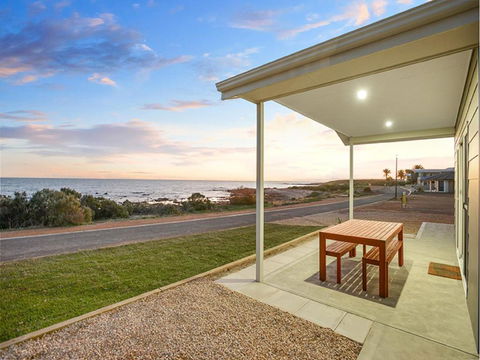 High Tide - Beachfront Pet-friendly - Pubs and Clubs 2