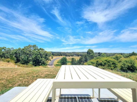 Hilltop Retreat Creswick - Pubs and Clubs 0