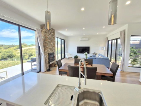 Hilltop Retreat Creswick - Pubs and Clubs 1