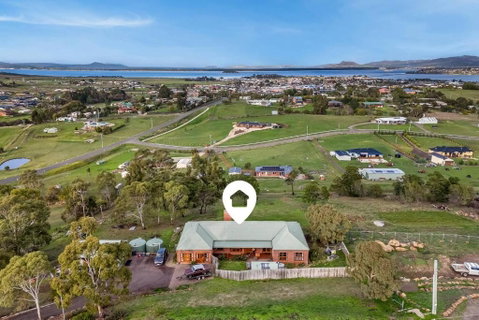 Hilltop Retreat, Water Views - Pubs and Clubs 1
