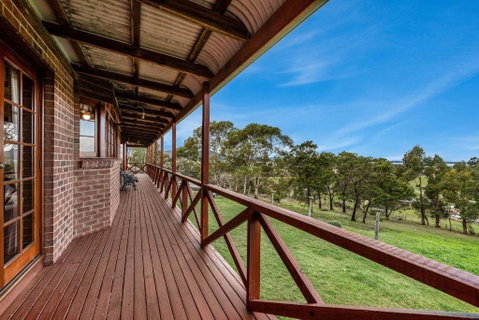 Hilltop Retreat, Water Views - Pubs and Clubs 2