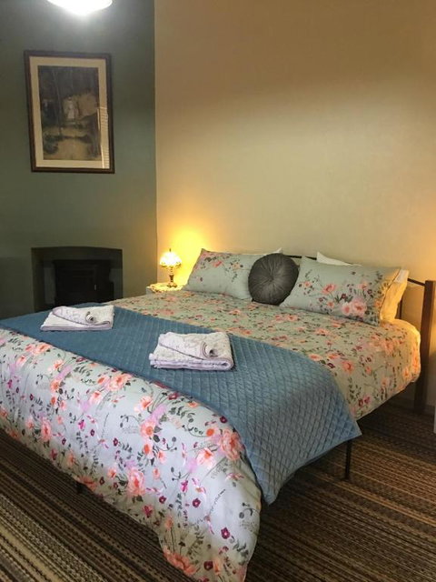 HISTORIC STAR LODGE And STATION MASTERS HOUSE NARRANDERA - Go Out 3