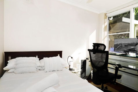 Home Away From Home - 3 Bedroom House Sleeps 6 - Parking - Pubs and Clubs 3