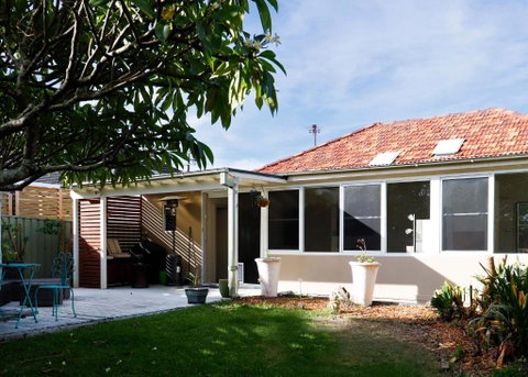 Home Away From Home - 3 Bedroom House Sleeps 6 - Parking - Pubs and Clubs 0