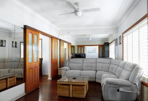Home Away From Home - 3 Bedroom House Sleeps 6 - Parking - Pubs and Clubs 1
