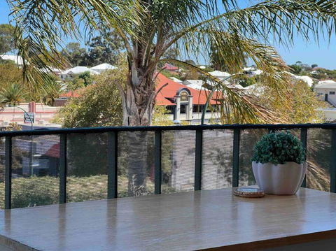 Humble & Cosy, In The Heart Of East Vic Park - Pubs and Clubs 1