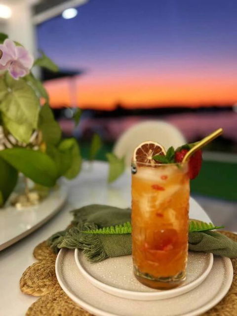 Immaculate Waterfront Residence-Masterpiece - Pubs and Clubs 3