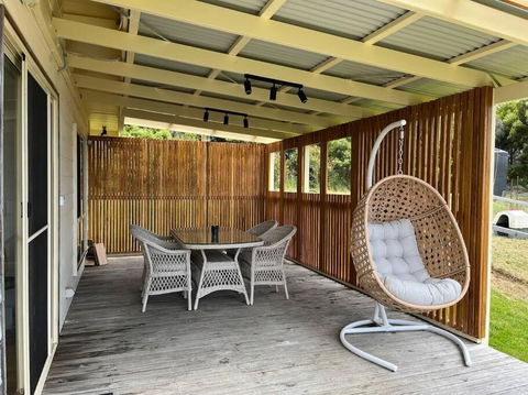 Impression Bay Lodge - Waterfront Property - Pubs and Clubs 1