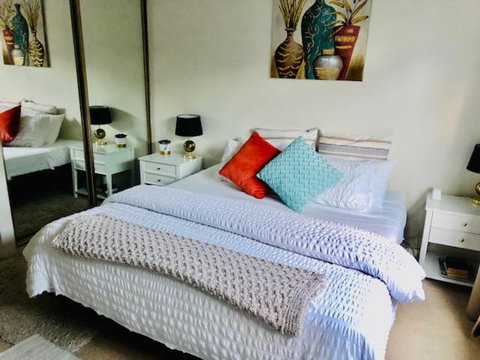 Hotel Style Monterey Guest Studio Near Hospitals, Beach And Airport - Pubs and Clubs 3