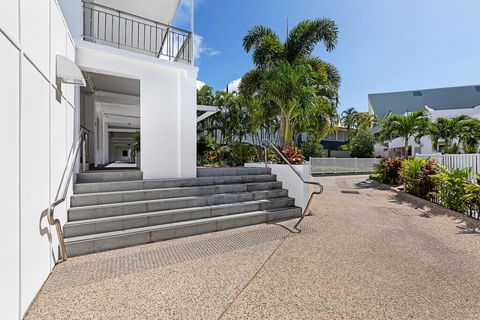 Airlie Beach Hotel - Pubs and Clubs 1