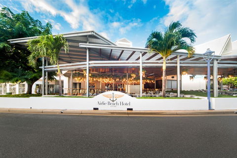 Airlie Beach Hotel - Pubs and Clubs 0