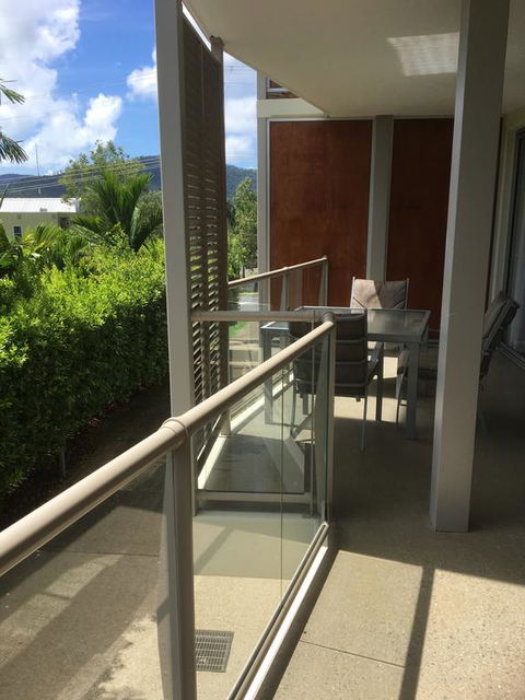 Airlie Central Apartments - Pubs and Clubs 2