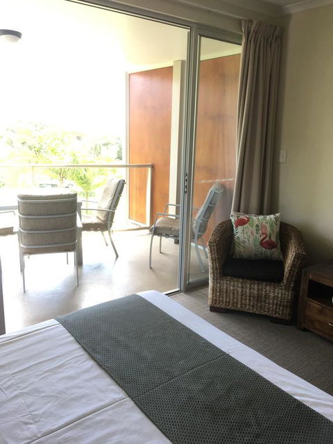 Airlie Central Apartments - Pubs and Clubs 3