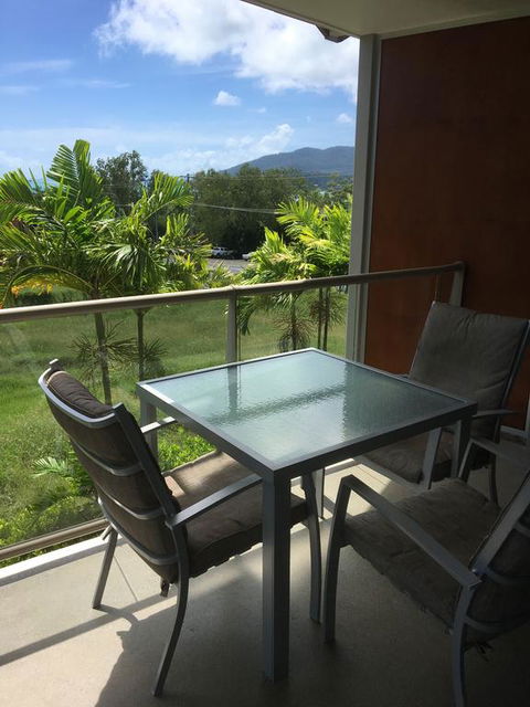 Airlie Central Apartments - Pubs and Clubs 1